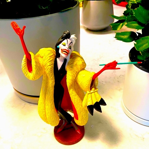 WALT DISNEY CLASSICS COLLECTION- 101 DALMATIONS CRUELLA - Picture 2 of 4